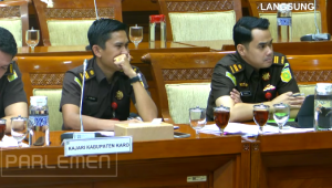 Jaksa Penuntut Umum (JPU) Kejaksaan Negeri (Kejari) Karo Wira Arizona (kanan) dalam Rapat Dengar Pendapat Umum (RDPU) bersama Komisi III, di Kompleks Parlemen, Senayan, Jakarta, Kamis, 2/4/2026 | YouTube TVR Parlemen