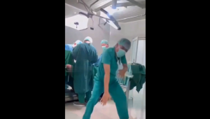 Perawat di Rumah Sakit Umum Daerah (RSUD) Datu Beru Aceh Tengah bernama Riga Septian Bahri berjoget di ruang operasi | Ist