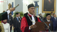 Hakim Konstitusi Liliek Prisbawono Adi saat mengucapkan sumpah jabatan di Istana Negara, Jumat, 10/4/2026 | YouTube Sekretariat Presiden