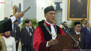 Hakim Konstitusi Liliek Prisbawono Adi saat mengucapkan sumpah jabatan di Istana Negara, Jumat, 10/4/2026 | YouTube Sekretariat Presiden