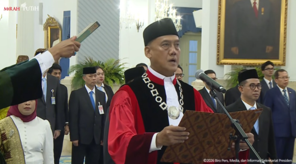 Gantikan Anwar Usman, Liliek Prisbawono Adi Ucapkan Sumpah sebagai Hakim MK di Istana