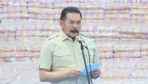 Jaksa Agung ST Burhanuddin saat menyerahkan uang di hadapan Presiden Prabowo Subianto di Kompleks Kejaksaan RI, Jumat, 10/4/2026 | Sekretariat Presiden