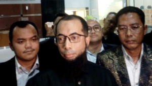 Ustaz Khalid Basalamah di Gedung KPK, Jakarta, Kamis, 23/4/2026 | Muhammad Reza/Forum Keadilan