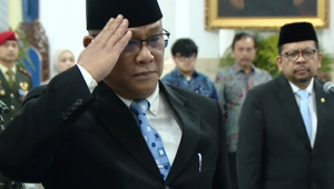 Presiden Prabowo Subianto melantik Ketua Umum Konfederasi Serikat Pekerja Seluruh Indonesia (KSPSI), Mohammad Jumhur Hidayat, sebagai Menteri Lingkungan Hidup (LH), di Istana Negara, Jakarta, pada Senin, 27/4/2026. | YouTube Sekretariat Presiden