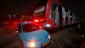 Taksi hijau Green SM ditabrak KRL di sekitar Stasiun Bekasi Timur, Senin, 27/4/2026. | Dok Tangkapan layar video akun X TMC Polda Metro Jaya