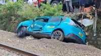 Taksi Green SM di perlintasan kereta Ampera, Bekasi, Jawa Barat | Ist