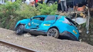Taksi Green SM di perlintasan kereta Ampera, Bekasi, Jawa Barat | Ist
