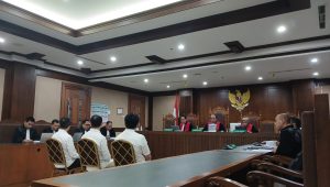Bos Blueray Cargo John Field dkk saat mendengarkan surat dakwaan penuntut umum di Pengadilan Tipikor Jakarta, Rabu, 6/5/2026 | Syahrul Baihaqi/Forum Keadilan