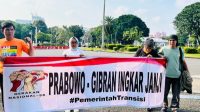 Gerakan Nasional Aktivis 98 menggelar aksi unjuk rasa di kawasan Jalan Medan Merdeka Barat, Jakarta Pusat, Selasa, 12/5/2026 | Muhammad Reza/Forum Keadilan