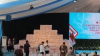 Tumpukan uang hasil rampasan sebesar Rp10.270.051.886.464 (triliun) merupakan hasil denda administratif dan lahan kawasan hutan yang ditertibkan oleh Satgas Penertiban Kawasan Hutan (PKH) di Kompleks Kejagung, Rabu, 13/5/2026 | Ist