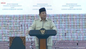 Presiden Prabowo Subianto saat memberikan sambutan usai serah terima uang Rp10 triliun hasil denda kawasan hutan oleh Satgas Penertiban Kawasan Hutan (PKH) di Kompleks Kejaksaan Agung (Kejagung), Rabu, 13/5/2026 | YouTube Sekretariat Presiden