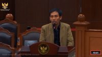 Koordinator Nasional Jaringan Pemantau Pendidikan Indonesia (JPPI) Ubaid Matraji dalam sidang uji materi Undang-Undang Anggaran Pendapatan dan Belanja Negara (UU APBN) 2026 di Mahkamah Konstitusi (MK), Selasa, 20/5/2026 | YouTube Mahkamah Konstitusi