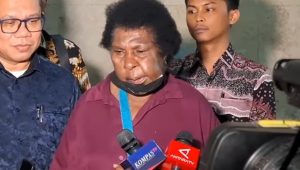 Narasumber film dokumenter Pesta Babi yang juga tokoh perempuan adat asal Merauke Yasinta Moiwend alias Mama Sinta mendatangi Polda Metro Jaya pada Jumat, 29/5/2026 sore | Ist