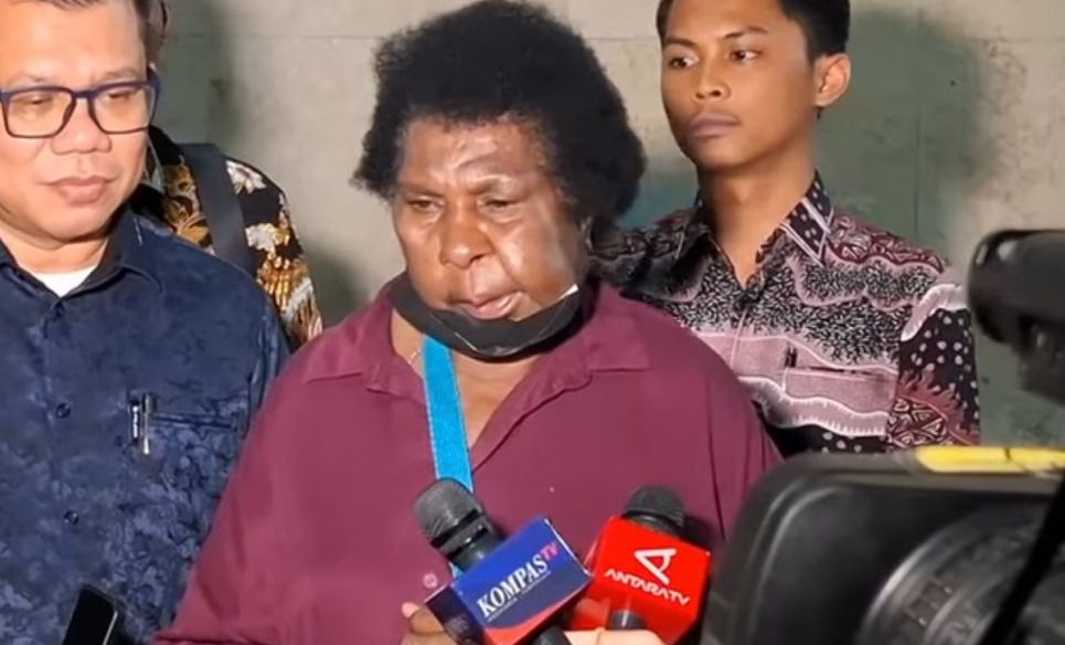 Datangi Polda Metro Jaya, Mama Sinta Laporkan Ketua LBH Merauke Terkait Dokumenter Pesta Babi