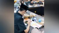 Anggota Komisi D DPRD Jember Achmad Syahri Assidiqi bermain game sambil merokok saat rapat dengar pendapat (RDP) membahas persoalan kesehatan | Ist