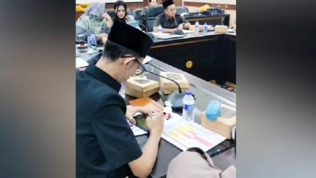 Gerindra Benarkan Bakal Panggil Anggota DPRD Jember Viral Main Game dan Merokok Saat Rapat