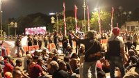 Aksi menginap ditaman Aspirasi Monas 2019 buruh freeport dari Papua. | Dok Ist