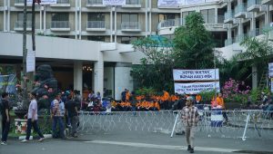 Spanduk Penolakan Eksekusi Lahan Hotel Sultan | Ist