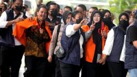 Roy Suryo dan Tifauzia Tyassuma alias Dokter Tifa menggunakan rompi tahanan | Ist