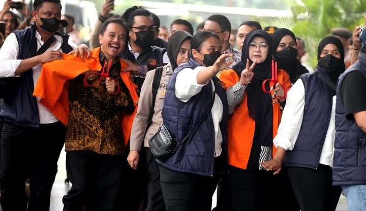 Pelimpahan Kasus Ijazah Jokowi Diwarnai Penolakan RJ oleh Roy Suryo-Tifa dan Polemik Rompi Tahanan   