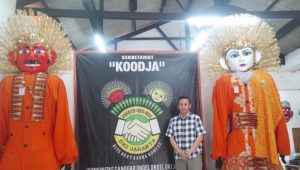 Ketua Komunitas Ondel-Ondel DKI Jakarta (KOODJA), Achmad Syaugie atau Bang Yogie, saat ditemui di basecamp KOODJA, kawasan Kebon Jeruk, Jakarta Barat, Senin, 1/6/2026 | Muhammad Reza/Forum Keadilan