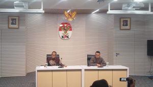 Pelaksana Tugas (Plt) Direktur Penyidikan KPK Achmad Taufik Husein dan Jubir KPK Budi Prasetyo dalam konferensi pers di Gedung Merah Putih KPK, Jakarta Selatan, Selasa, 2/6/2026 | Muhammad Reza/Forum Keadilan
