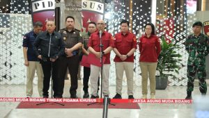 Direktur Penyidikan Jaksa Agung Muda bidang Tindak Pidana Khusus (Jampidsus) Kejagung Syarief Sulaeman Nahdi (tengah) dalam konferensi pers di Kejagung, Jakarta, Rabu, 3/6/2026 | Ist