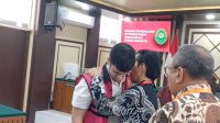 Muhammad Kerry Adrianto Riza bersama kuasa hukumnya, Patra M Zen, di Pengadilan Tinggi DKI Jakarta, Rabu, 10/6/2026 | Syahrul Baihaqi/Forum Keadilan