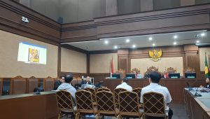 Jaksa menampilkan foto Anggota BPK Nyoman Adhi di kasus suap pejabat Bea Cukai di Pengadilan Tipikor Jakarta, Jumat, 12/6/2026 | Syahrul Baihaqi/Forum Keadilan