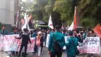 Ratusan mahasiswa yang tergabung dalam Aliansi UNJ Melawan menggelar aksi longmarch, Jumat, 12/6/2026 | Muhammad Reza/Forum Keadilan