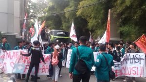 Ratusan mahasiswa yang tergabung dalam Aliansi UNJ Melawan menggelar aksi longmarch, Jumat, 12/6/2026 | Muhammad Reza/Forum Keadilan