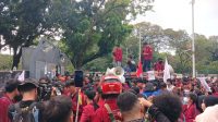 Mahasiswa Universitas Bung Karno (UBK) saat menggelar aksi di Medan Merdeka Selatan, Jakarta Pusat, Senin, 15/6/2026 | Syahrul Baihaqi/Forum Keadilan