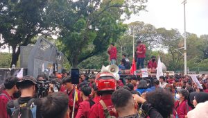 Mahasiswa Universitas Bung Karno (UBK) saat menggelar aksi di Medan Merdeka Selatan, Jakarta Pusat, Senin, 15/6/2026 | Syahrul Baihaqi/Forum Keadilan