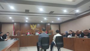 Mantan Direktur Utama PT Metra Digital Investama (MDI) Donald Surjana Wihardja dan Vice President (VP) of Investment PT MDI Aldi Adrian Hartanto saat mendengarkan putusan di Pengadilan Tipikor Jakarta, Kamis, 18/6/2026 | Syahrul Baihaqi/Forum Keadilan