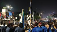 Mahasiswa dari sejumlah universitas masih berunjuk rasa di depan Gedung DPR RI, Senayan, Jakarta, Jumat, 19/6/2026 | Syahrul Baihaqi/Forum Keadilan