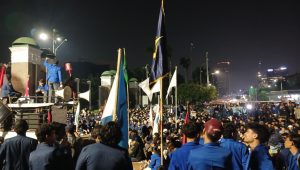Mahasiswa dari sejumlah universitas masih berunjuk rasa di depan Gedung DPR RI, Senayan, Jakarta, Jumat, 19/6/2026 | Syahrul Baihaqi/Forum Keadilan