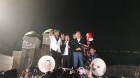 Wakil Ketua DPR Sufmi Dasco Ahmad dan Saan Mustopa menemui mahasiswa di depang gerbang Gedung DPR RI, Jumat, 19/6/2026 | Syahrul Baihaqi/Forum Keadilan