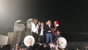 Wakil Ketua DPR Sufmi Dasco Ahmad dan Saan Mustopa menemui mahasiswa di depang gerbang Gedung DPR RI, Jumat, 19/6/2026 | Syahrul Baihaqi/Forum Keadilan