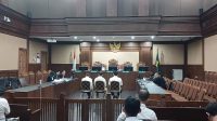 Bos Blueray Cargo John Field dkk saat mendengarkan surat tuntutan di Pengadilan Tipikor Jakarta, Senin, 22/6/2026 | Syahrul Baihaqi/Forum Keadilan