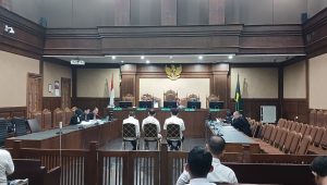 Bos Blueray Cargo John Field dkk saat mendengarkan surat tuntutan di Pengadilan Tipikor Jakarta, Senin, 22/6/2026 | Syahrul Baihaqi/Forum Keadilan