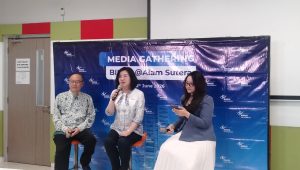 Direktur Kampus BINUS @Alam Sutera sekaligus Guru Besar Tetap Bidang Ilmu Manajemen Prof. Dr. Lim Sanny (tengah) dan Presiden Direktur PT Meta Life Indonesia Group PT Pharos Indonesia Marjuky CH (kiri) di Universitas BINUS, Tangerang, Senin, 22/6/2026 | Ist