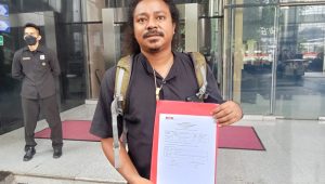Koordinator aksi dari Aliansi Mahasiswa Jakarta Deodatus Sunda di Gedung Merah Putih KPK Jakarta, Kamis, 25/6/2026 | Muhammad Reza/Forum Keadilan