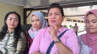 Juru Bicara Korban, Mariana Than (tengah), bersama korban perkara dugaan penipuan dan/atau penggelapan Saripah Hanum Lubis. | Dok Ist