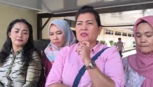 Juru Bicara Korban, Mariana Than (tengah), bersama korban perkara dugaan penipuan dan/atau penggelapan Saripah Hanum Lubis. | Dok Ist