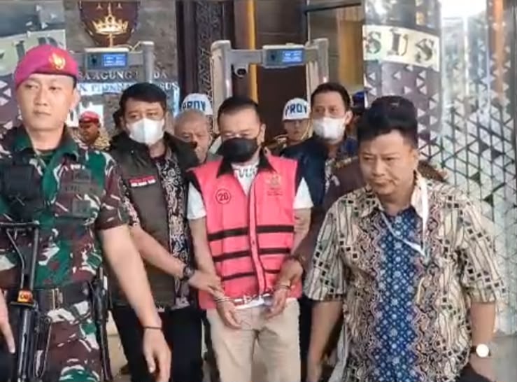 Resmi Pakai Rompi Pink, Kejagung Langsung Tahan Don Ritto