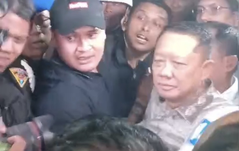 Digiring ke Mobil Tahanan, Eks Jampidsus Febrie Resmi Ditahan di Kasus Korupsi dan TPPU