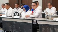 Kepala Kantor Staf Presiden (KSP) Jenderal TNI (Purn.) Prof. Dr. Dudung Abdurachman memimpin rapat koordinasi sekaligus meninjau penyelesaian hambatan perizinan proyek-proyek hulu minyak dan gas bumi (migas) di Bojonegoro, Jawa Timur, Selasa, 7/7/2026 | Instagram @kantorstafpresidenri