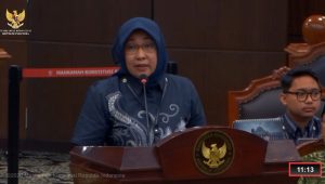 Guru Besar UNS Sunny Ummul Firdaus saat memberikan keterangan di sidang Mahkamah Konstitusi, Rabu, 1/7/2026 | YouTube Mahkamah Konstitusi (MK)