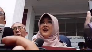Tifauzia Tyassuma alias Dokter Tifa usai sidang perdana di Pengadilan Negeri Jakarta Timur(PN Jaktim), Kamis, 2/7/2026 | Muhammad Reza/Forum Keadilan