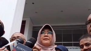 Tifauzia Tyassuma alias Dokter Tifa usai sidang perdana di Pengadilan Negeri Jakarta Timur(PN Jaktim), Kamis, 2/7/2026 | Muhammad Reza/Forum Keadilan